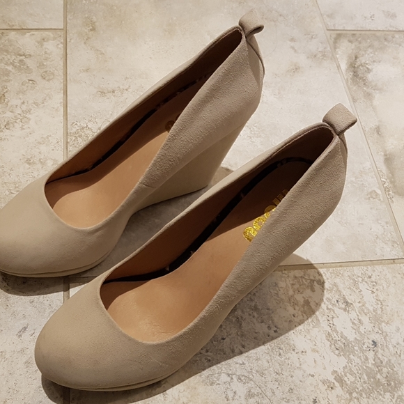 BRAND NEW suede wedges - Picture 4 of 6